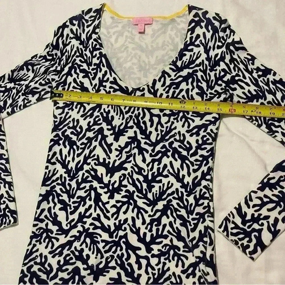 LILLY PULITZER BLUE & WHITE CORAL DESIGN V NECK SWEATER M - Picture 2 of 6
